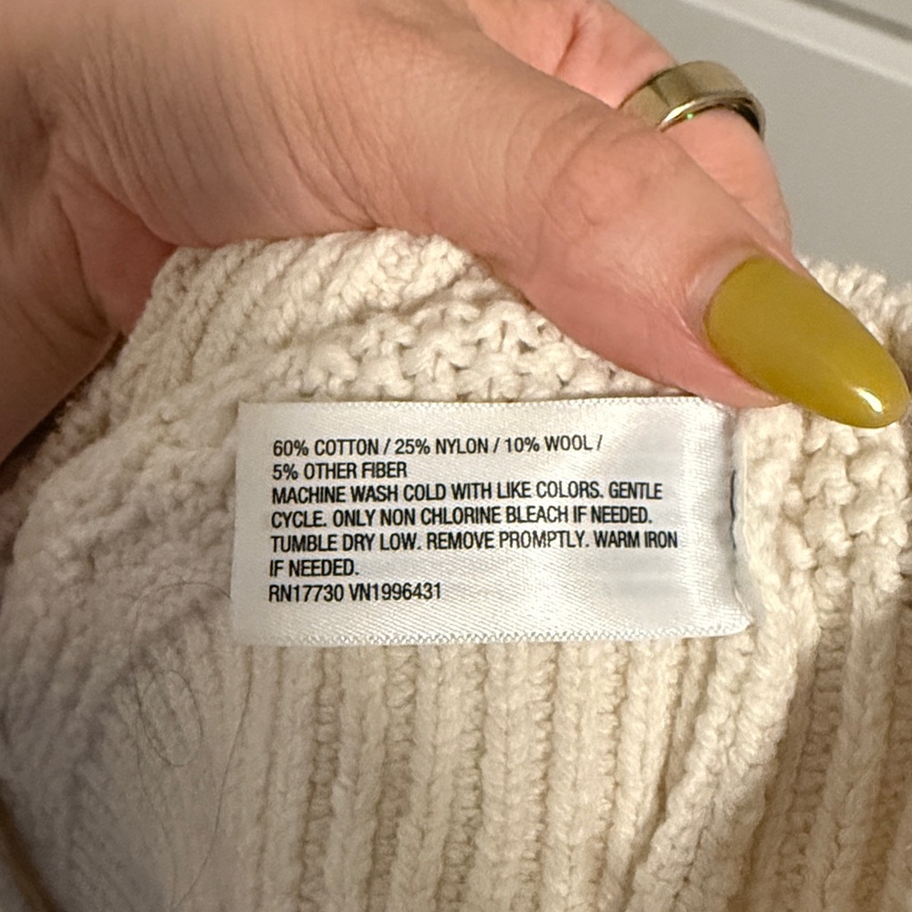 UNIVERSAL THREAD SWEATER SIZE SMALL - Picture 5 of 5
